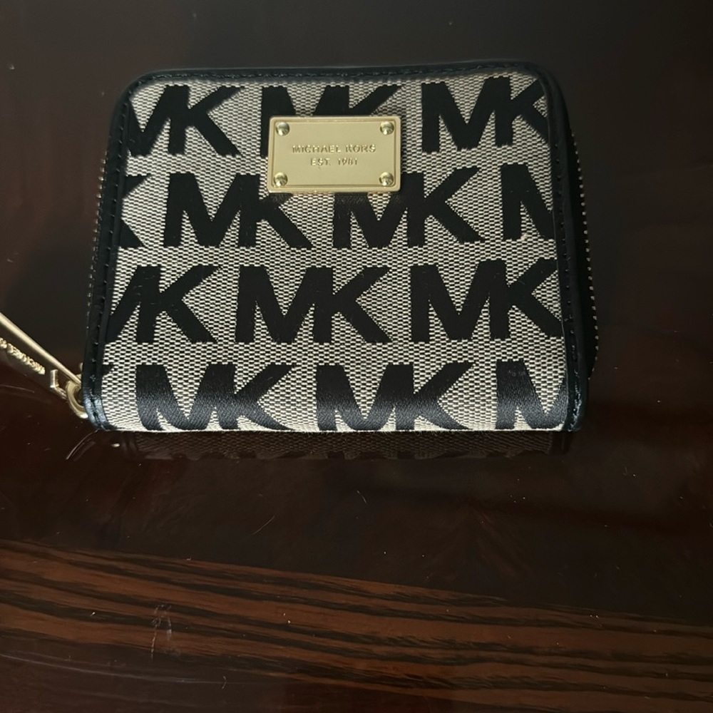 NWOT - MK - zippered Wallet.